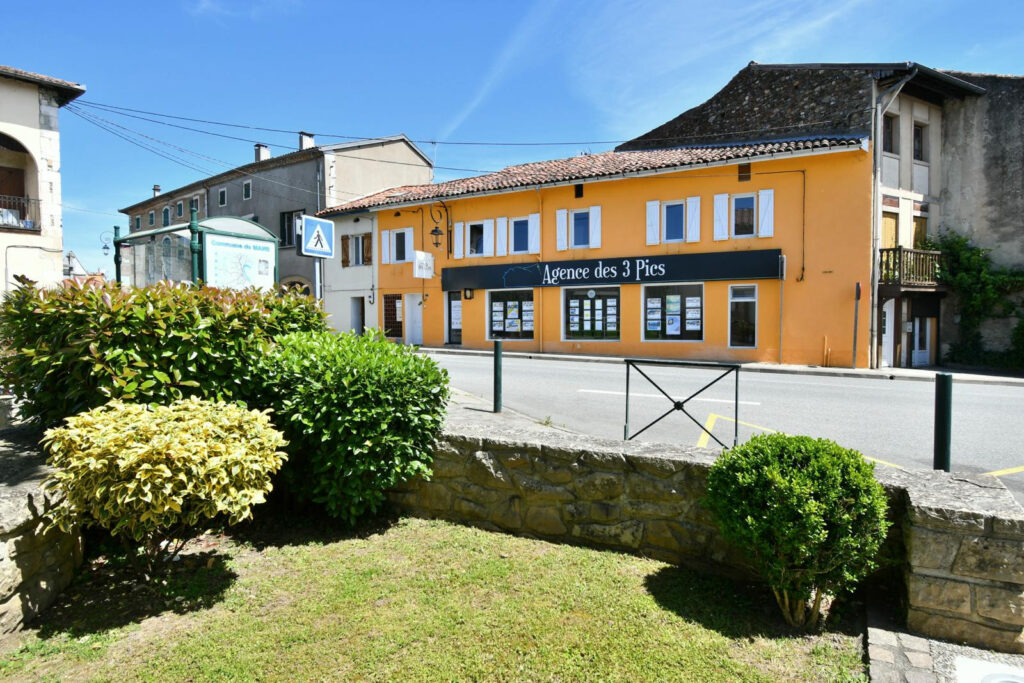 Terrain constructible et viabilisé de + 2 400m2  – 2420 m²