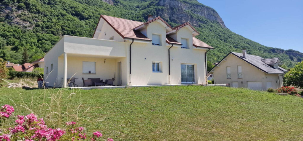 Villa de 160 m2 habitables sur 1168 m2 de terrain – 4 pièces – 3 chambres – 160 m²