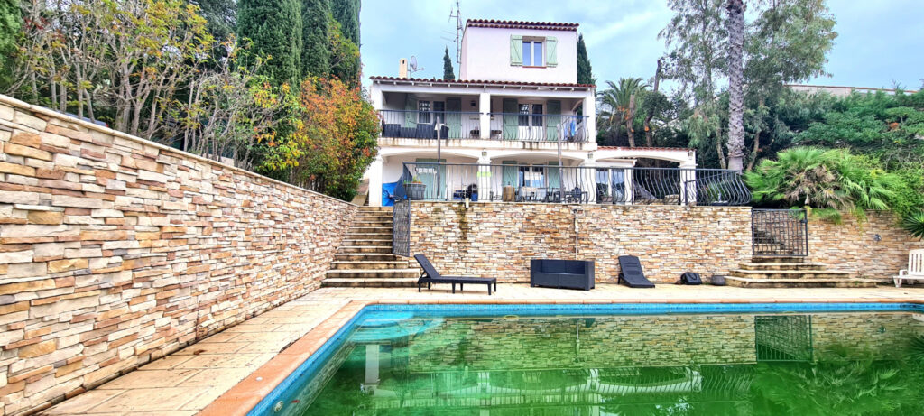 Villa individuelle avec piscine à débordement – 7 pièces – 5 chambres – 146 m²