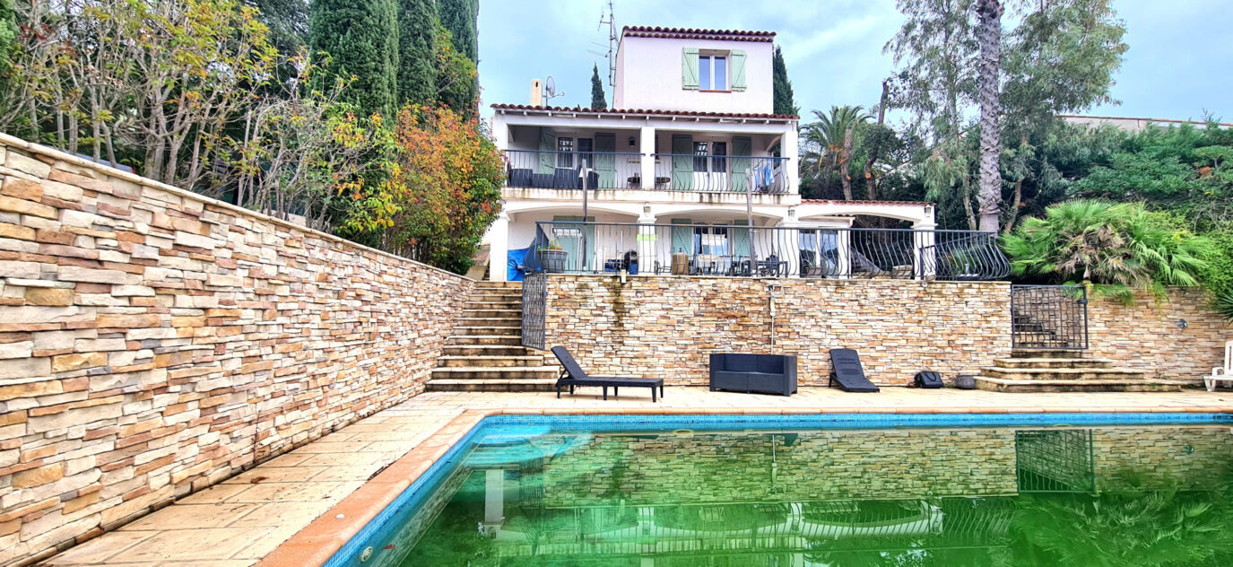 Villa individuelle avec piscine à débordement – 7 pièces – 5 chambres – 146 m²