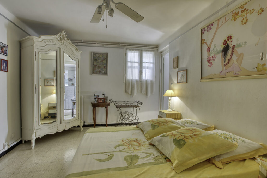 Vente Bandol (83), Villa provençale de 259 m2 sur 3 niveaux  – 12 pièces – 9 chambres – 258.79 m²