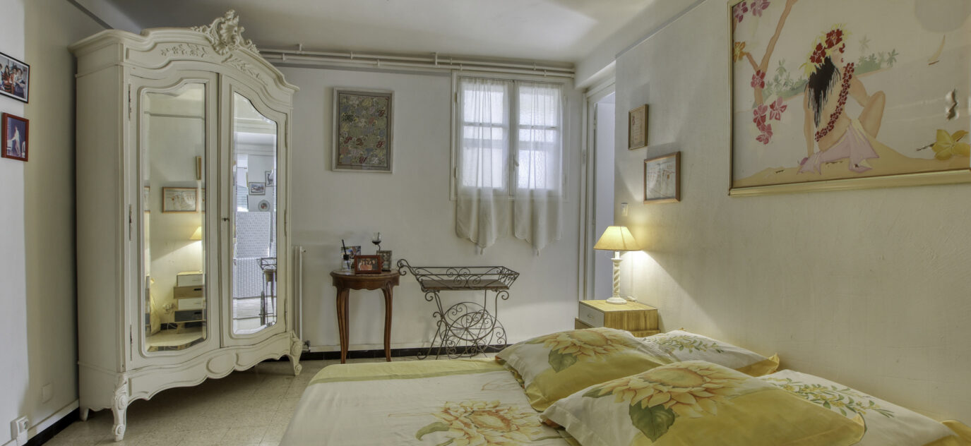 Vente Bandol (83), Villa provençale de 259 m2 sur 3 niveaux  – 12 pièces – 9 chambres – 258.79 m²