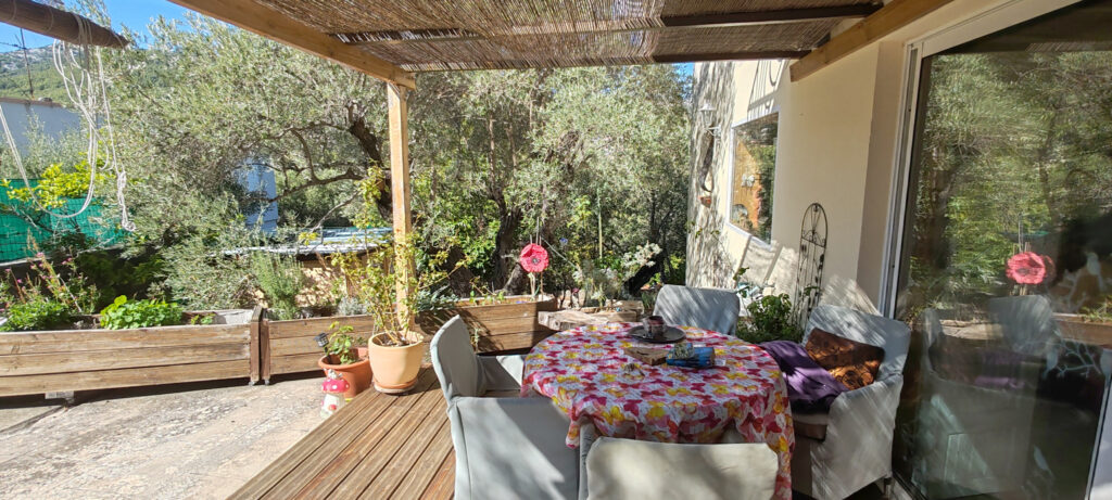 Bas de Villa avec 450m2 de terrain. – 2 pièces – 1 chambre – 80 m²