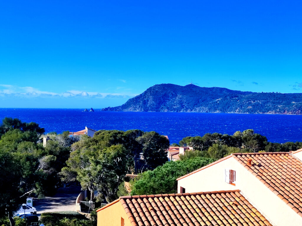 Appartement T3 – DUPLEX- meublé !  pleine vue mer + parking  – 3 pièces – 2 chambres – 40 m²