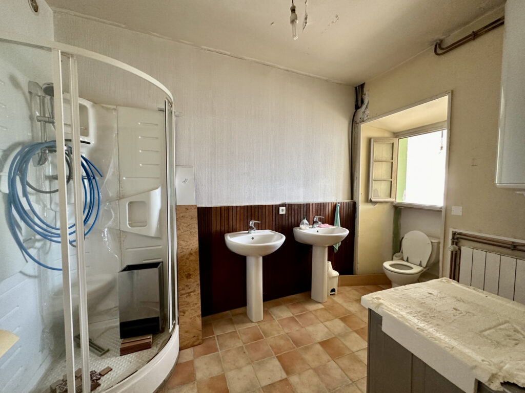 Grande maison de village avec accès à la rivière – 8 pièces – 3 chambres – 168 m²