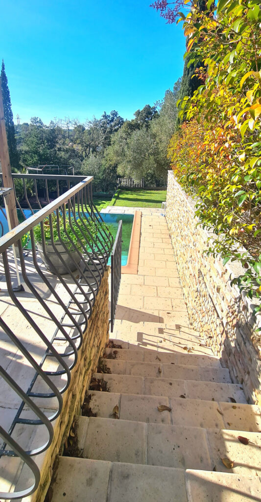 Villa individuelle avec piscine à débordement – 7 pièces – 5 chambres – 146 m²