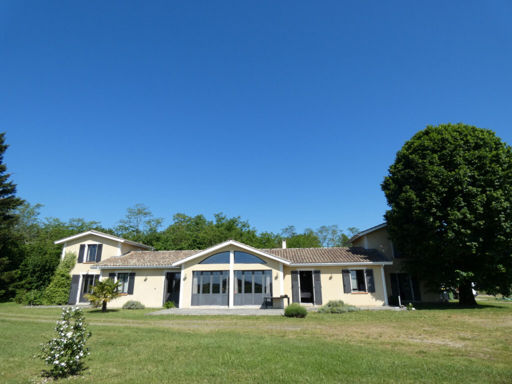 8 hectares, maison d’architecte et dépendances – 12 pièces – 4 chambres – 238 m²