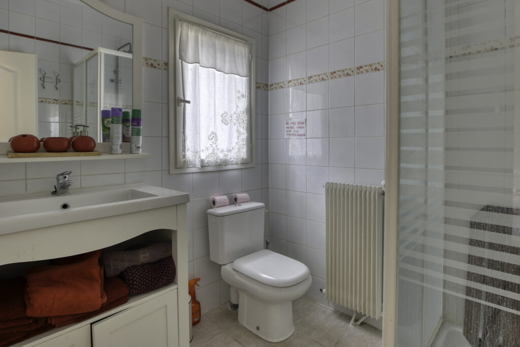 Vente Bandol (83), Villa provençale de 259 m2 sur 3 niveaux  – 12 pièces – 9 chambres – 258.79 m²