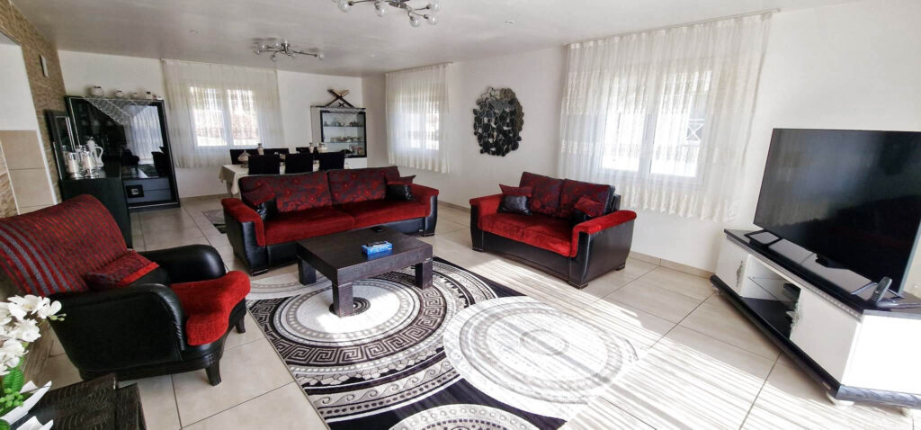 Villa de 160 m2 habitables sur 1168 m2 de terrain – 4 pièces – 3 chambres – 160 m²