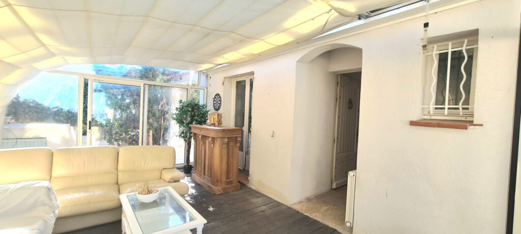 Villa individuelle avec piscine à débordement – 7 pièces – 5 chambres – 146 m²