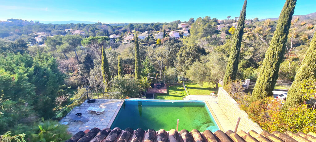 Villa individuelle avec piscine à débordement – 7 pièces – 5 chambres – 146 m²