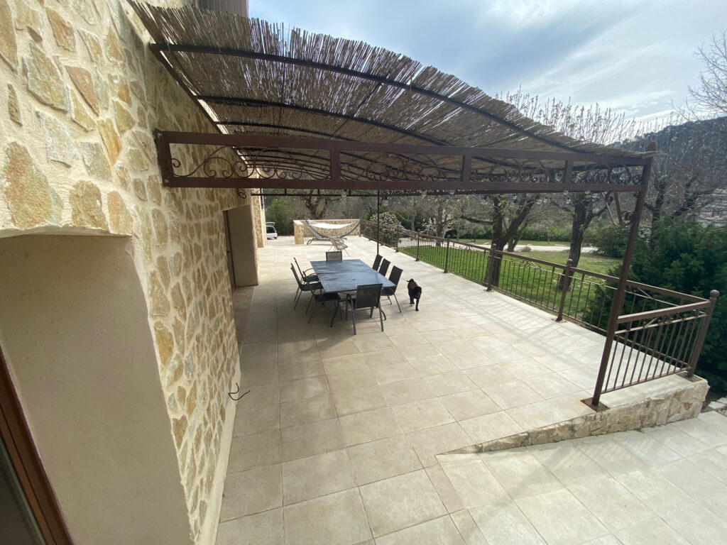 Magnifique propriété provençale entre Vaison la Romaine et B – 13 pièces – 6 chambres – 393 m²