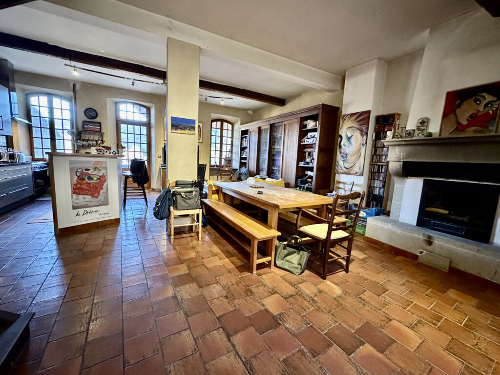 Grande maison de village avec accès à la rivière – 8 pièces – 3 chambres – 168 m²