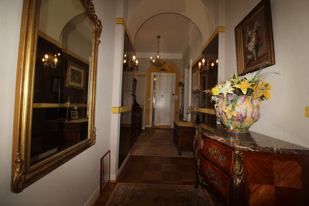 Palace bord de mer centre ville Menton – 2 pièces – 1 chambre – 96 m²