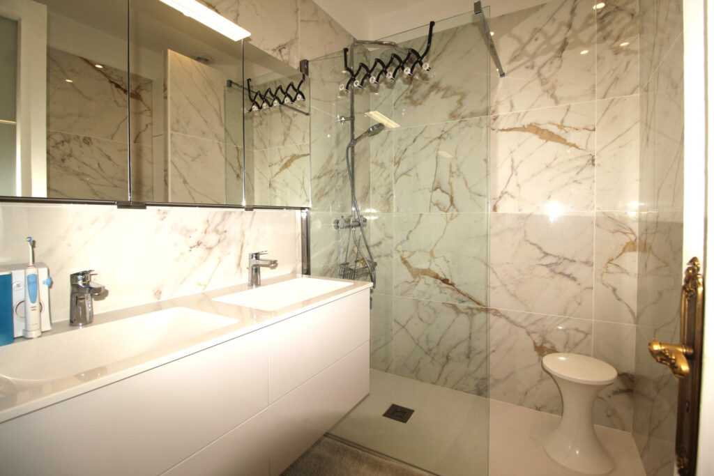 Palace bord de mer centre ville Menton – 2 pièces – 1 chambre – 96 m²