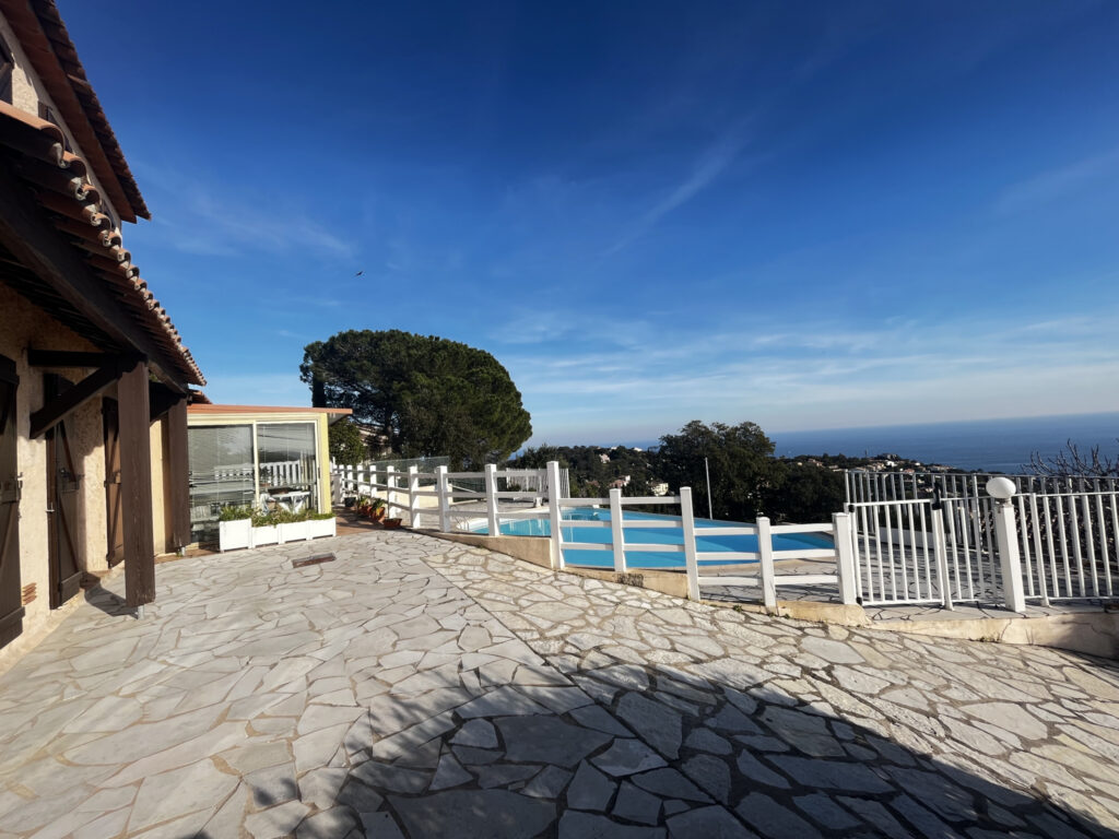 Villa individuelle avec vue panoramique mer – 6 pièces – 4 chambres – 200 m²