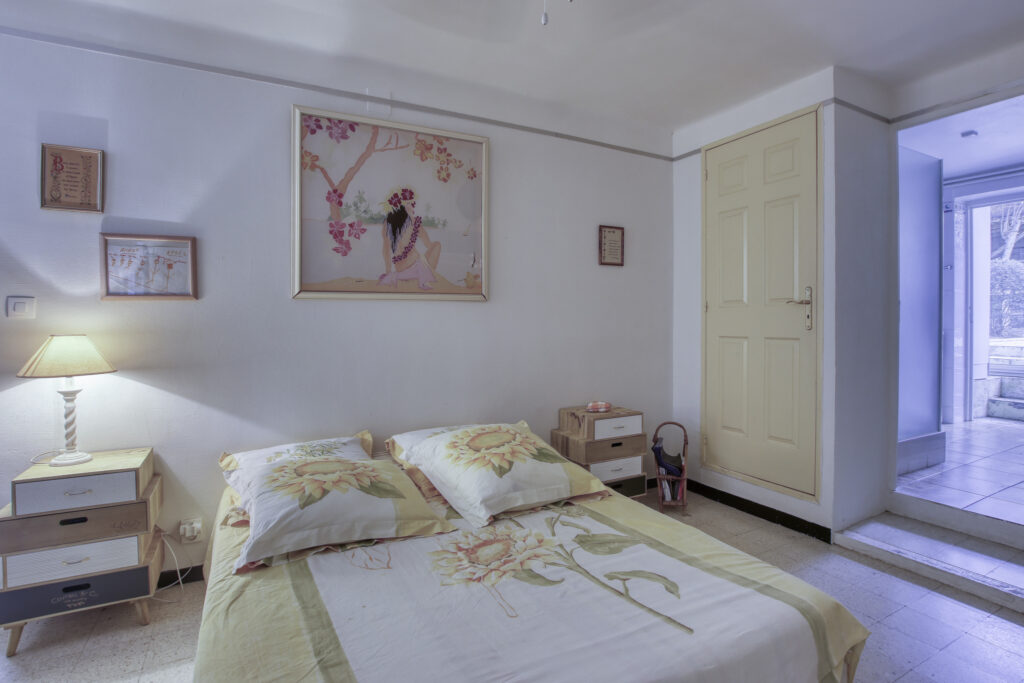 Vente Bandol (83), Villa provençale de 259 m2 sur 3 niveaux  – 12 pièces – 9 chambres – 258.79 m²