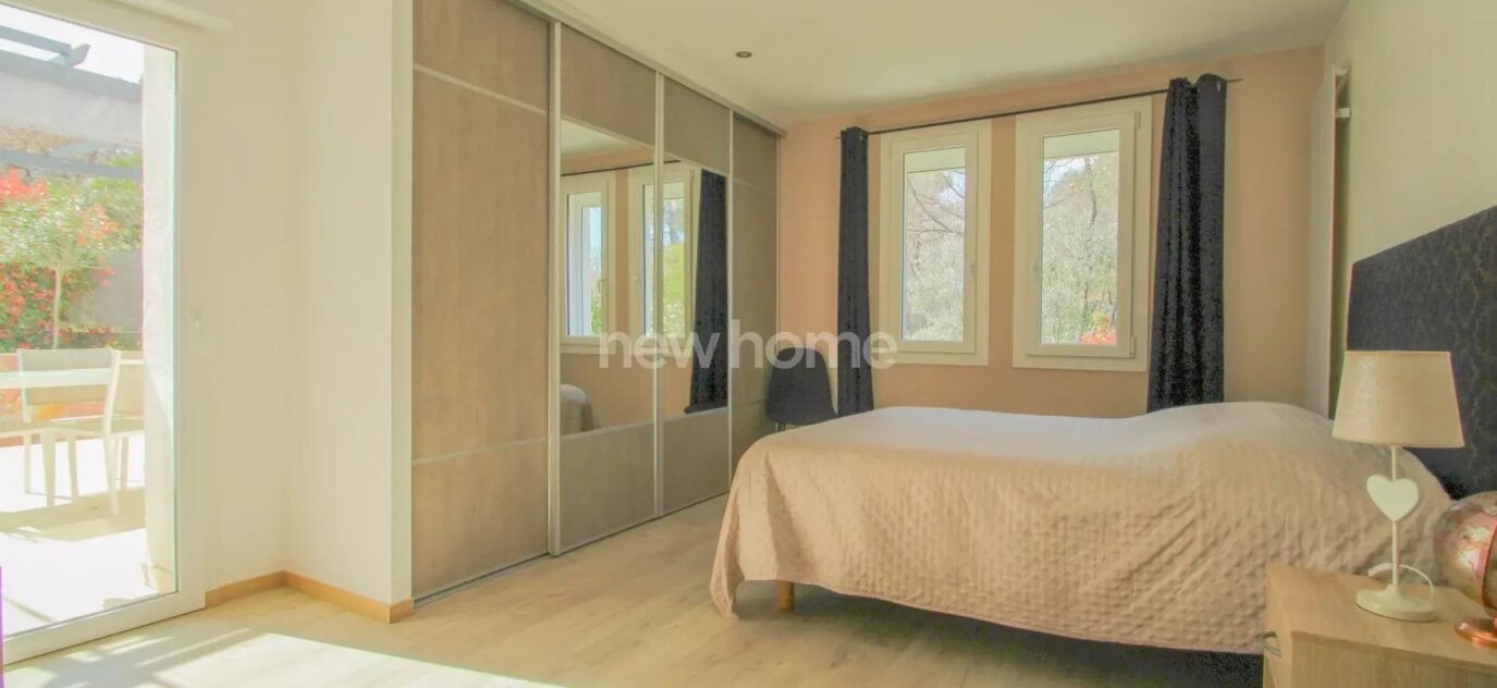Villa moderne avec vue panoramique – 7 pièces – 4 chambres – 228 m²