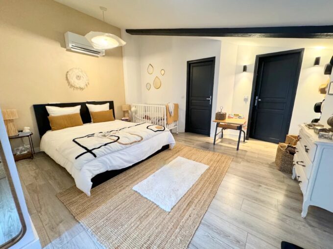 Saint-Paul-en-Fôret : villa individuelle magnifiquement située et prête à être emménagée ! – 8 pièces – 8 chambres – 250 m²