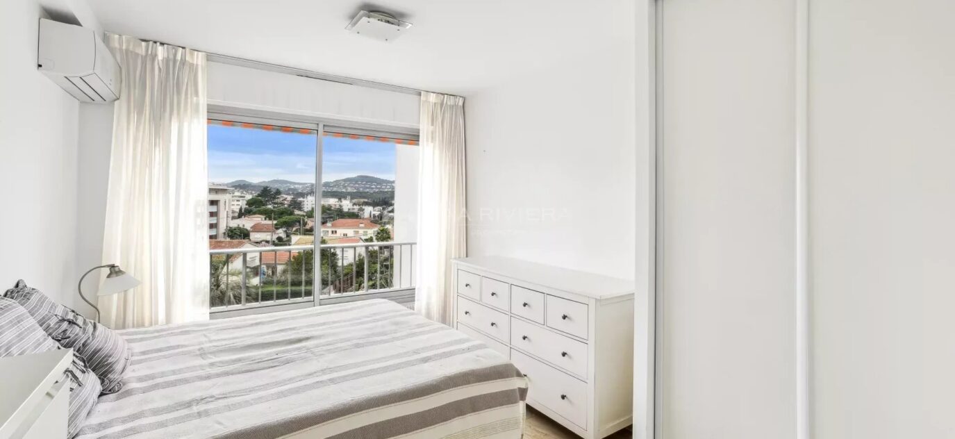 EXCLUSIVITE – ANTIBES, Roi Soleil – Appartement 2P en excellent état avec balcon, gardien, piscine. – 2 pièces – 1 chambre – 14 voyageurs – 55 m²