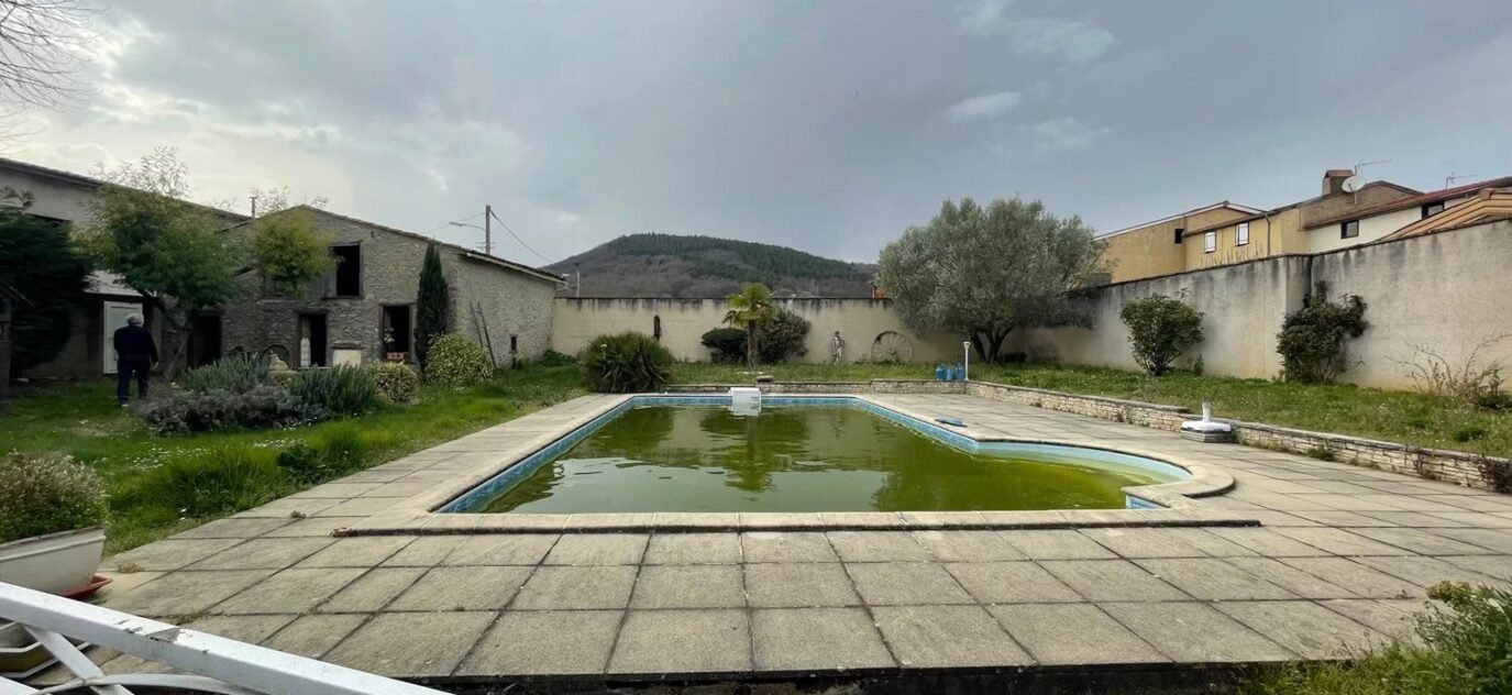 Beaucoup de charme pour cette maison de village avec dépendances, piscine, sur terrain de 1061m² – 6 pièces – 4 chambres – 237.35 m²
