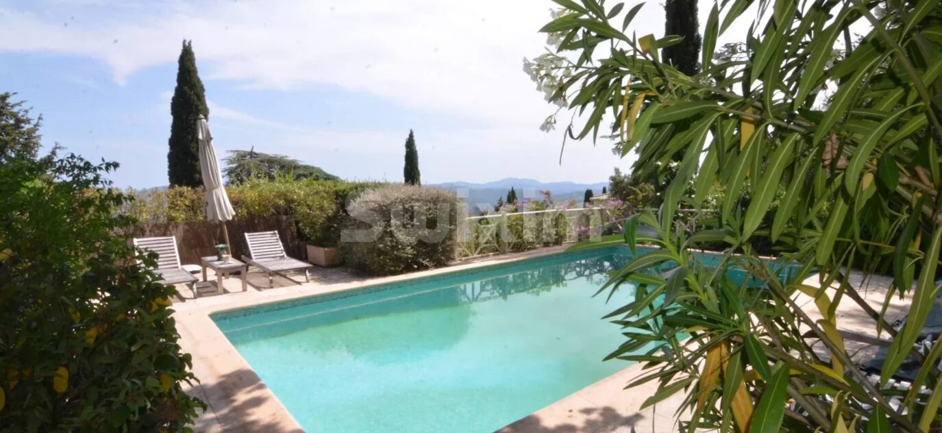 Villa au calme, avec piscine et vue exceptionnelle – 7 pièces – 4 chambres – 12 voyageurs – 200 m²