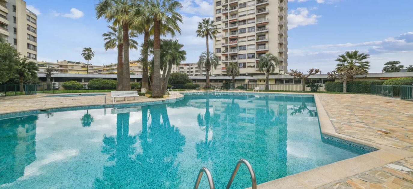 EXCLUSIVITE – ANTIBES, Roi Soleil – Appartement 2P en excellent état avec balcon, gardien, piscine. – 2 pièces – 1 chambre – 14 voyageurs – 55 m²