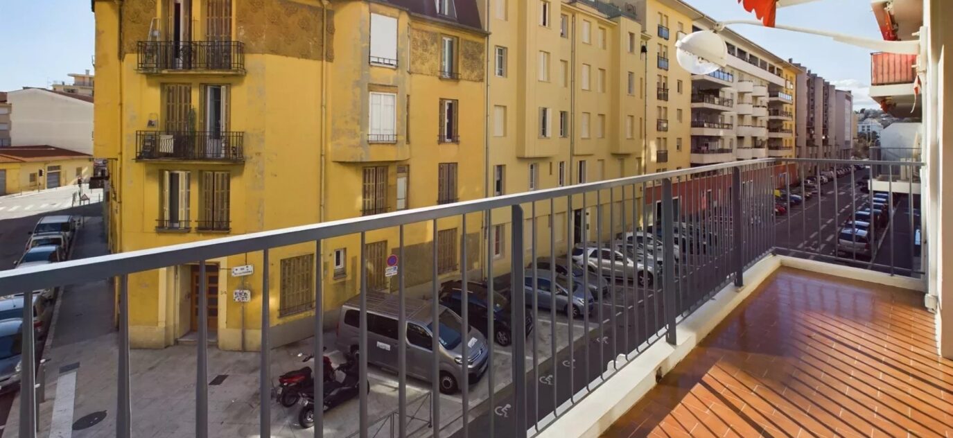 APPARTEMENT 3/4 PIECES – NICE ST ROCH/ST JEAN D’ANGELY – PARKING – 3 pièces – 2 chambres – NR voyageurs – 77.58 m²