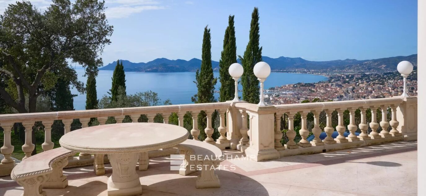 Cannes californie – Villa des années 1970 avec vue imprenable sur la baie de cannes et le massif de l’estérel – NR pièces – 4 chambres – 8 voyageurs – 320 m²
