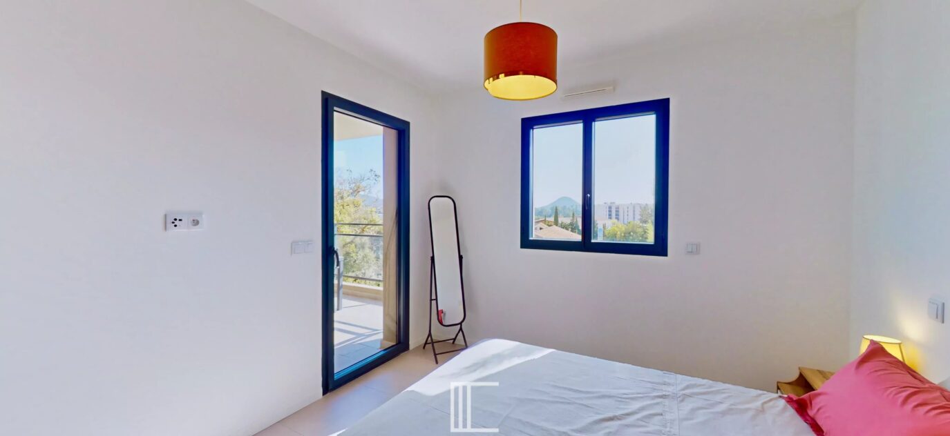 SANTU – Appartement 3 pièces avec parkings en centre-ville / Porto-Vecchio – 3 pièces – 2 chambres – 12 voyageurs – 71 m²