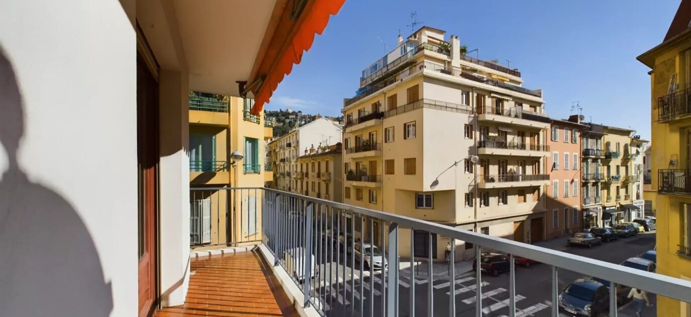 APPARTEMENT 3/4 PIECES – NICE ST ROCH/ST JEAN D’ANGELY – PARKING – 3 pièces – 2 chambres – NR voyageurs – 77.58 m²