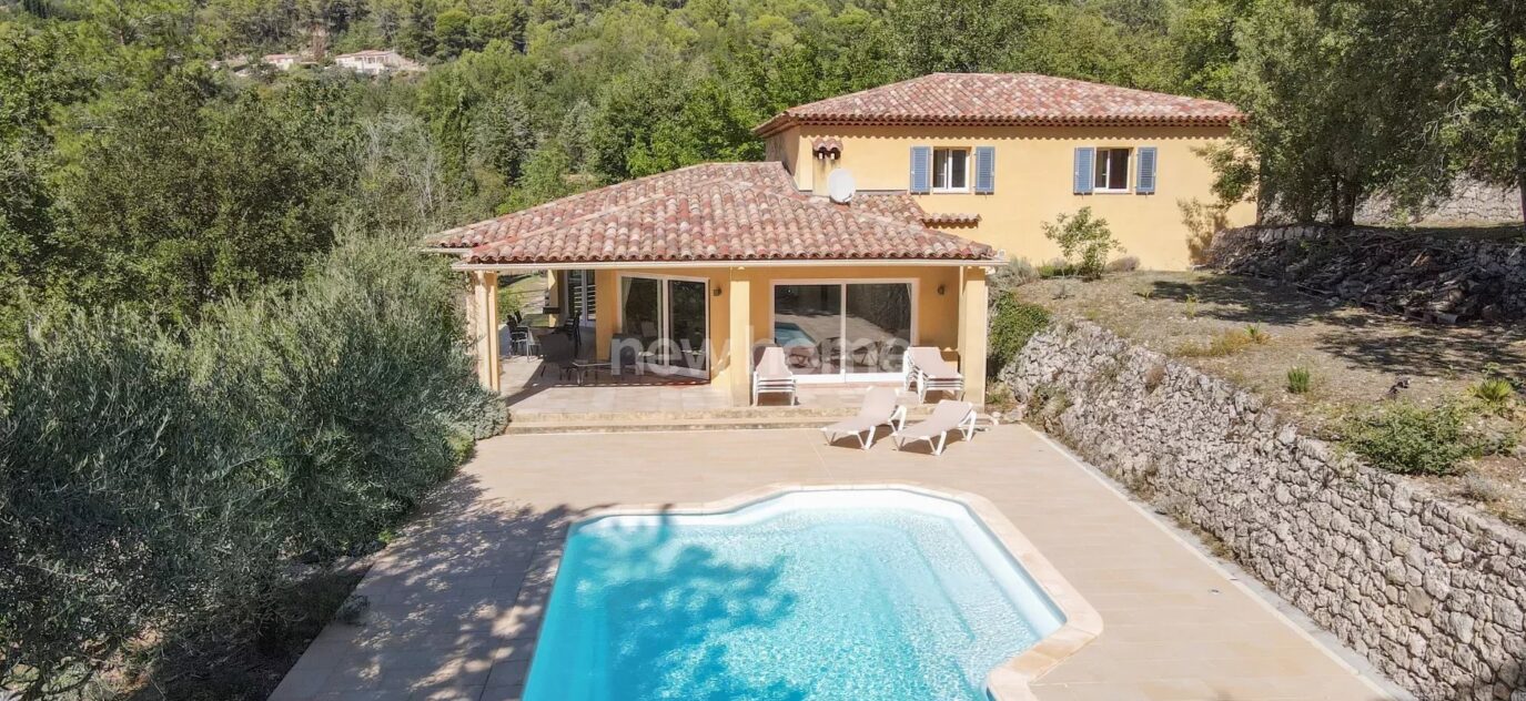 Spacieuse villa en parfait état avec piscine chauffée – 6 pièces – 5 chambres – NR voyageurs – 190 m²