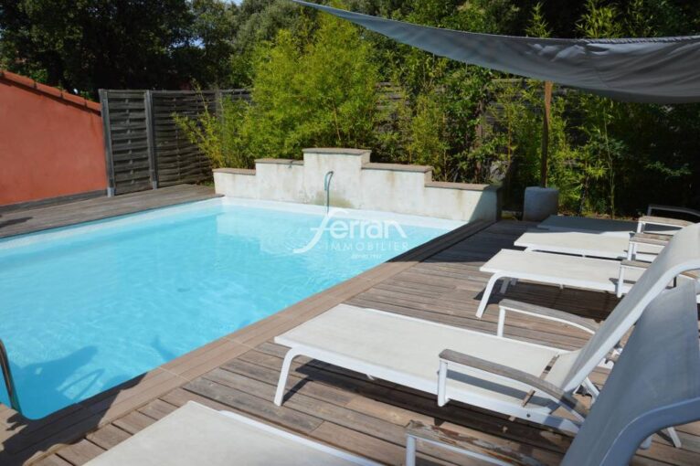 À vendre à Villecroze propriété de 400m² hab avec piscine inté – 10 pièces – 5 chambres – NR voyageurs – 400.00 m²