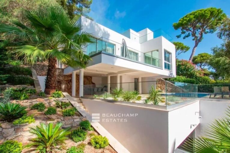 Cap d’Antibes- Luxueuse villa contemporaine avec vue merversant Est – 4 pièces – 3 chambres – 170 m²