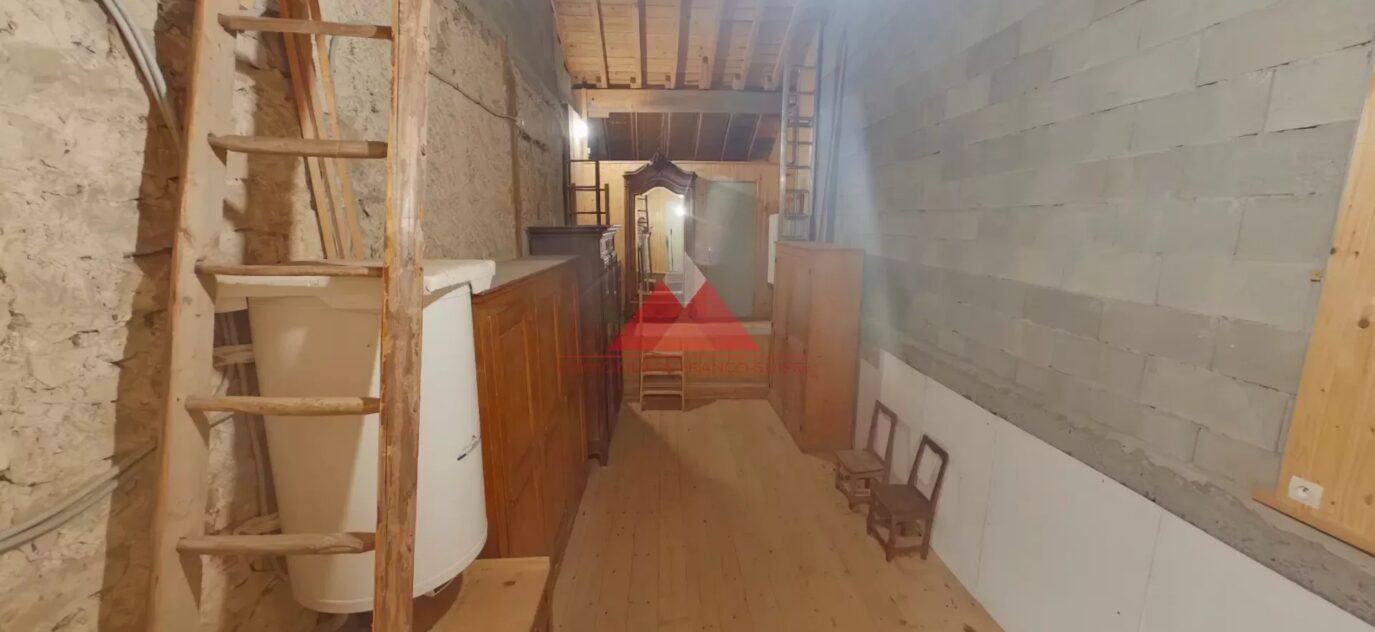 Ancienne Ferme avec terrain – 9 pièces – 3 chambres – 8 voyageurs – 173.41 m²