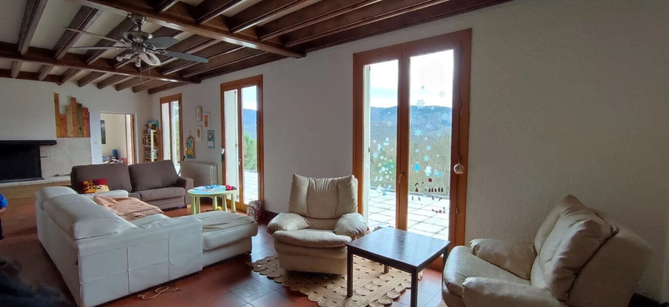 Magnifique vue sur les montagnes pour cette propriété sur 6200m² de terrain – 13 pièces – 8 chambres – 400 m²