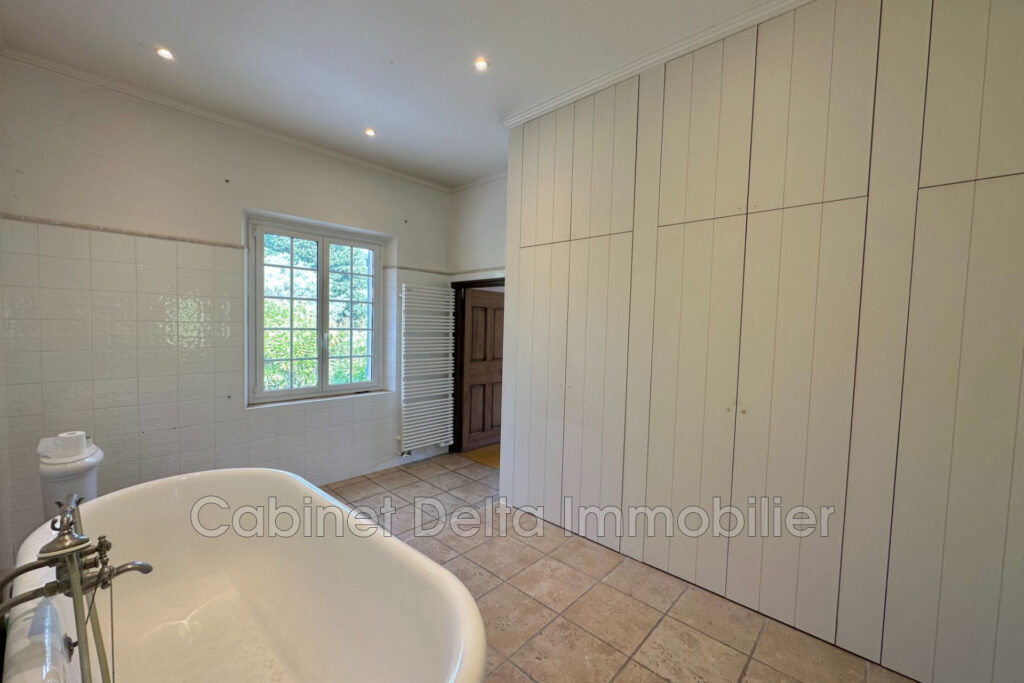 SANARY – La Morvenède – 15 pièces – 10 chambres – NR voyageurs – 400.00 m²