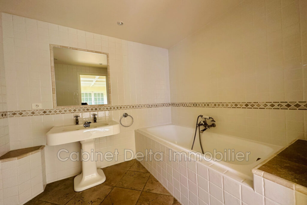 SANARY – La Morvenède – 15 pièces – 10 chambres – NR voyageurs – 400.00 m²