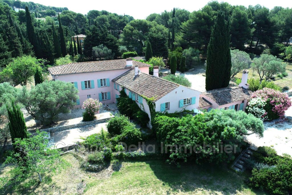 SANARY – La Morvenède – 15 pièces – 10 chambres – NR voyageurs – 400.00 m²