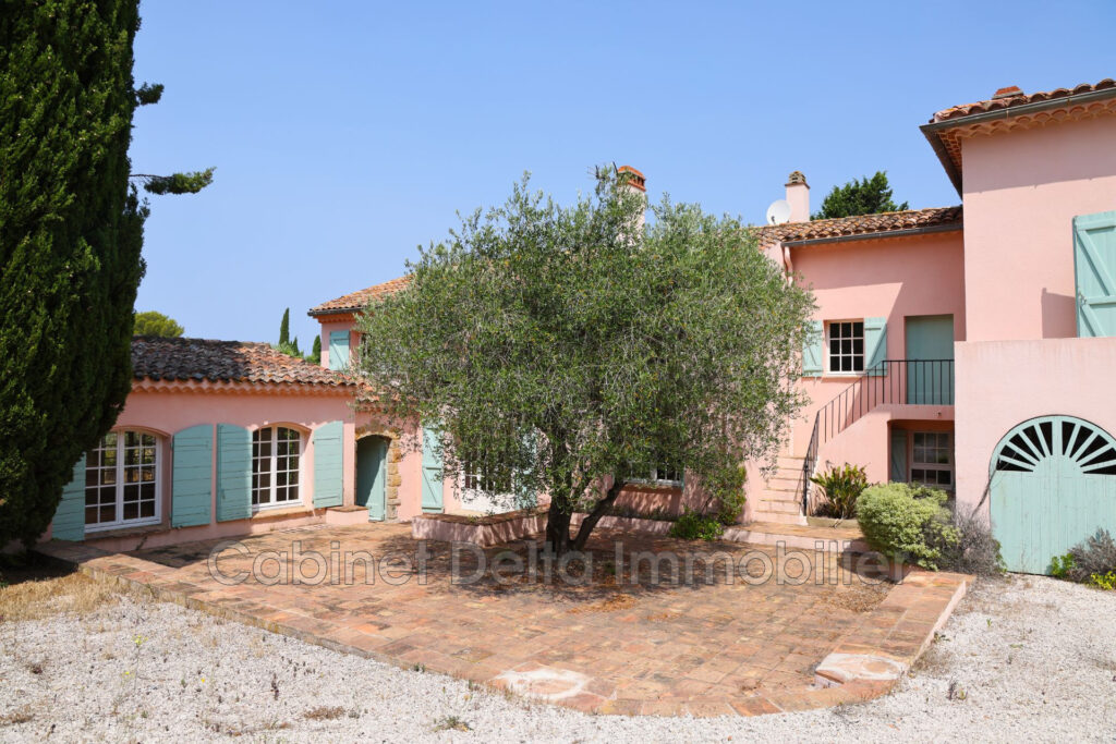 SANARY – La Morvenède – 15 pièces – 10 chambres – NR voyageurs – 400.00 m²