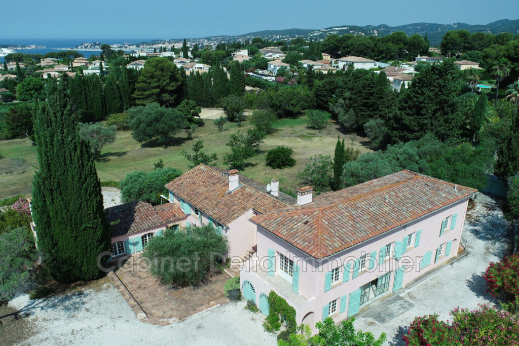 SANARY – La Morvenède – 15 pièces – 10 chambres – NR voyageurs – 400.00 m²