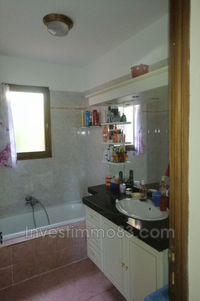 NOUVEAUTE NANS LES PINS 83: Dans un cadre champêtre proche du  – 5 pièces – 3 chambres – NR voyageurs – 106.00 m²