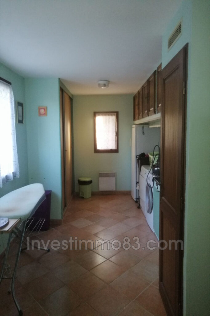 NOUVEAUTE NANS LES PINS 83: Dans un cadre champêtre proche du  – 5 pièces – 3 chambres – NR voyageurs – 106.00 m²