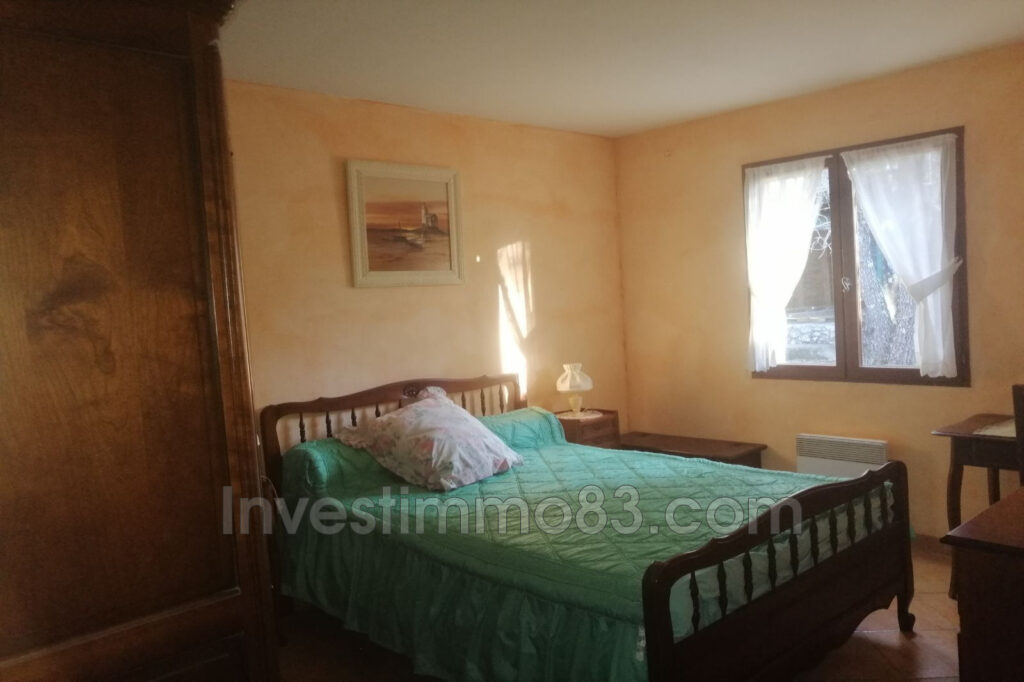 NOUVEAUTE NANS LES PINS 83: Dans un cadre champêtre proche du  – 5 pièces – 3 chambres – NR voyageurs – 106.00 m²