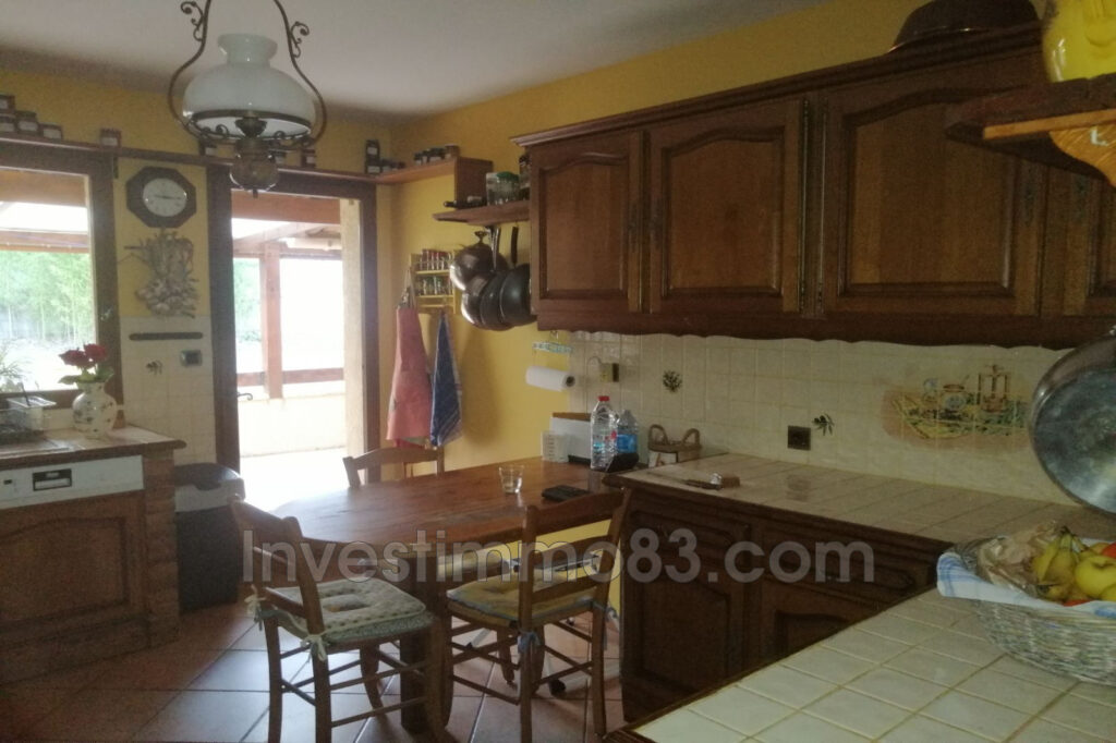 NOUVEAUTE NANS LES PINS 83: Dans un cadre champêtre proche du  – 5 pièces – 3 chambres – NR voyageurs – 106.00 m²