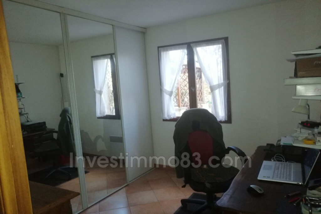 NOUVEAUTE NANS LES PINS 83: Dans un cadre champêtre proche du  – 5 pièces – 3 chambres – NR voyageurs – 106.00 m²