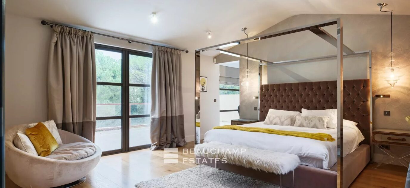 Grande propriété familiale dans un domaine privé à Valbonne – 16 pièces – 5 chambres – NR voyageurs – 690 m²