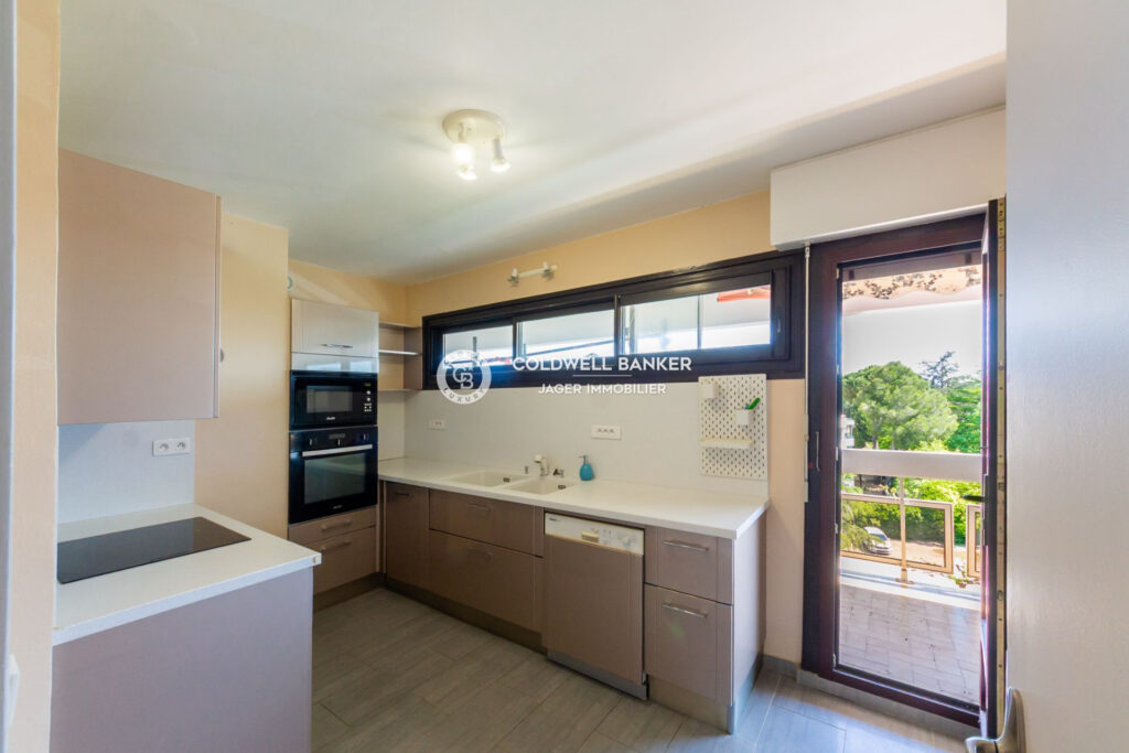 Centre-ville de Sainte-Maxime – Appartement 4 pièces dernier é – 4 pièces – 3 chambres – NR voyageurs – 96.93 m²