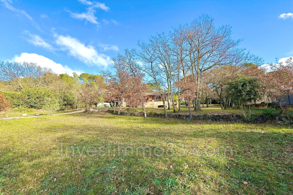 NOUVEAUTE NANS LES PINS 83: Dans un cadre champêtre proche du  – 5 pièces – 3 chambres – NR voyageurs – 106.00 m²