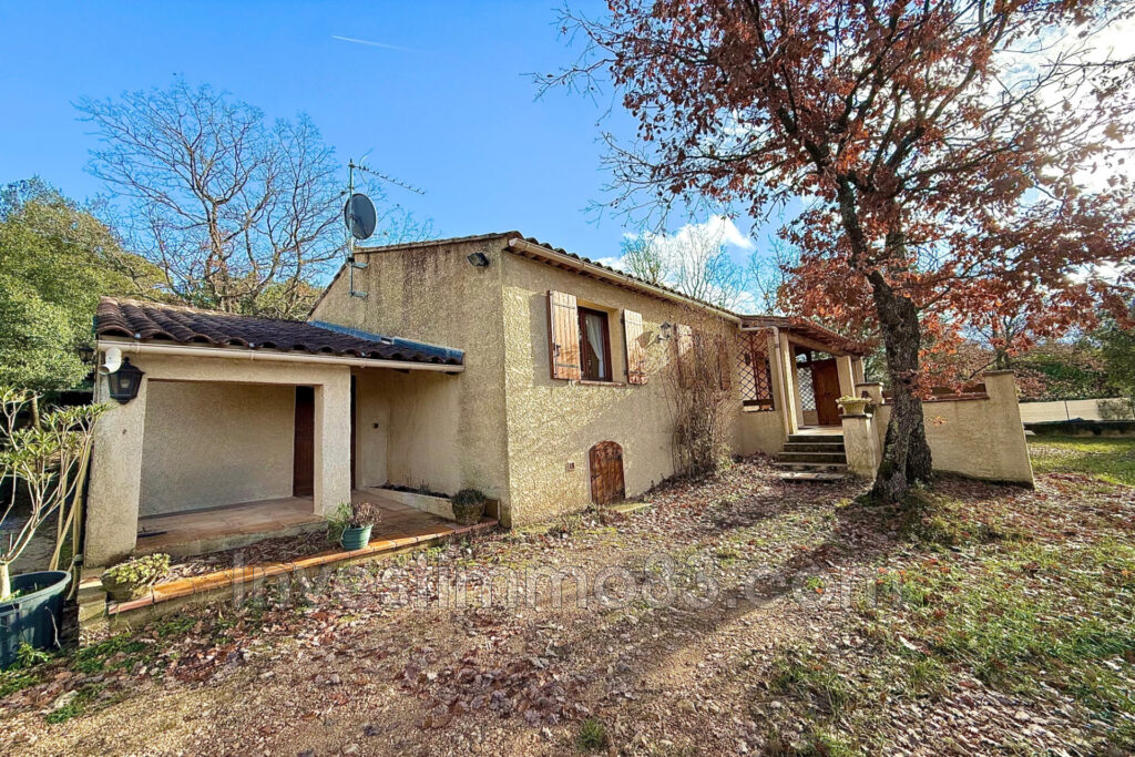 NOUVEAUTE NANS LES PINS 83: Dans un cadre champêtre proche du  – 5 pièces – 3 chambres – NR voyageurs – 106.00 m²